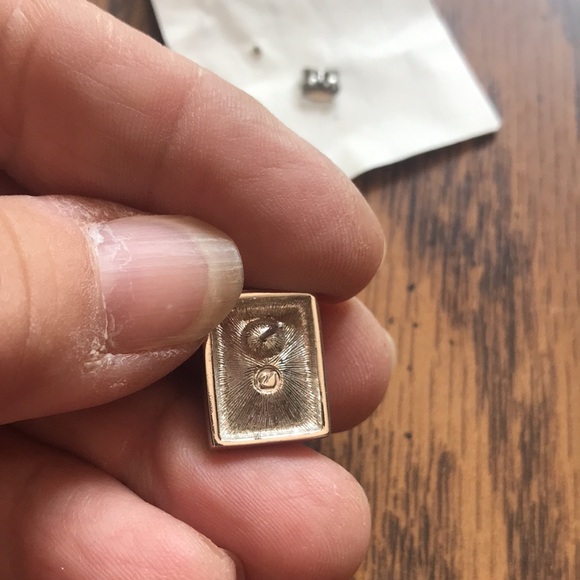 Beautiful pair of SWAROVSKI clear crystal with silver tone pierced earrings - Picture 3 of 5